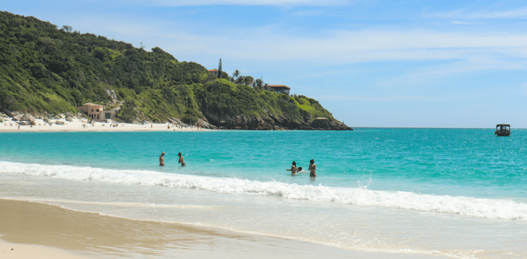 Vista aérea de Cabo Frio, com praias de areia branca e águas azuis, destino ideal para o Ano Novo.