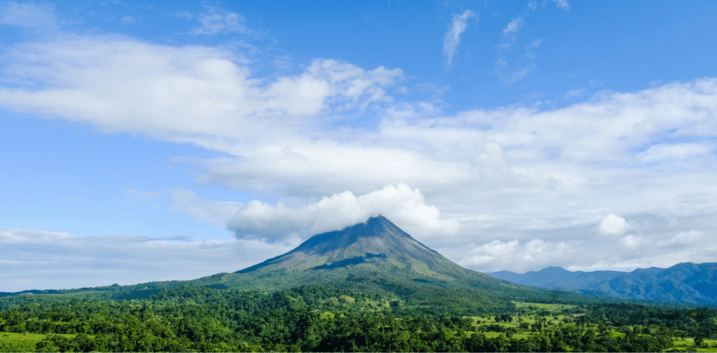 Voos de Brasília para a Costa Rica pela LATAM em promoção de R$1.872, bagagem de mão inclusa.