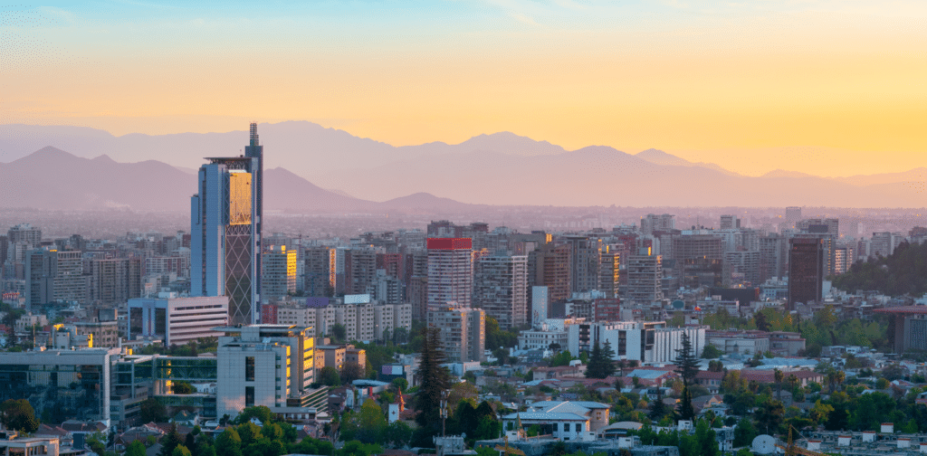 Aeroporto de Santiago do Chile com vista para os Andes e céu ensolarado.