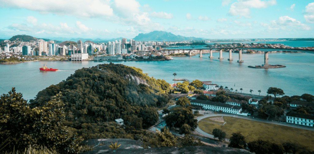 Promoção de passagens aéreas para Vitória saindo do Rio de Janeiro em julho.