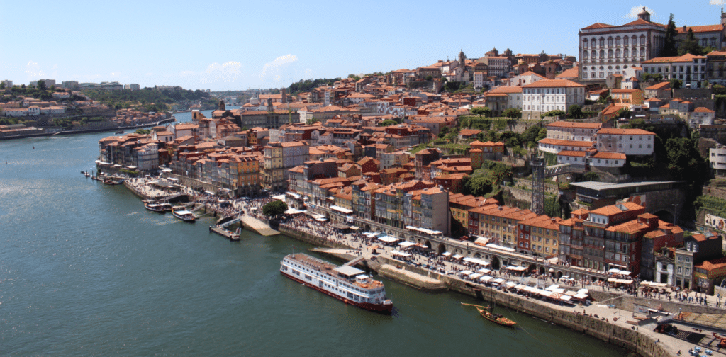 Oferta de voos para o Porto com 2 malas incluídas em março, saindo de São Paulo.