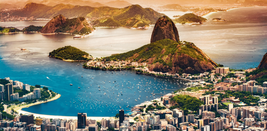 Vista do Rio de Janeiro com Pão de Açucar e praia de Botafogo ao fundo.