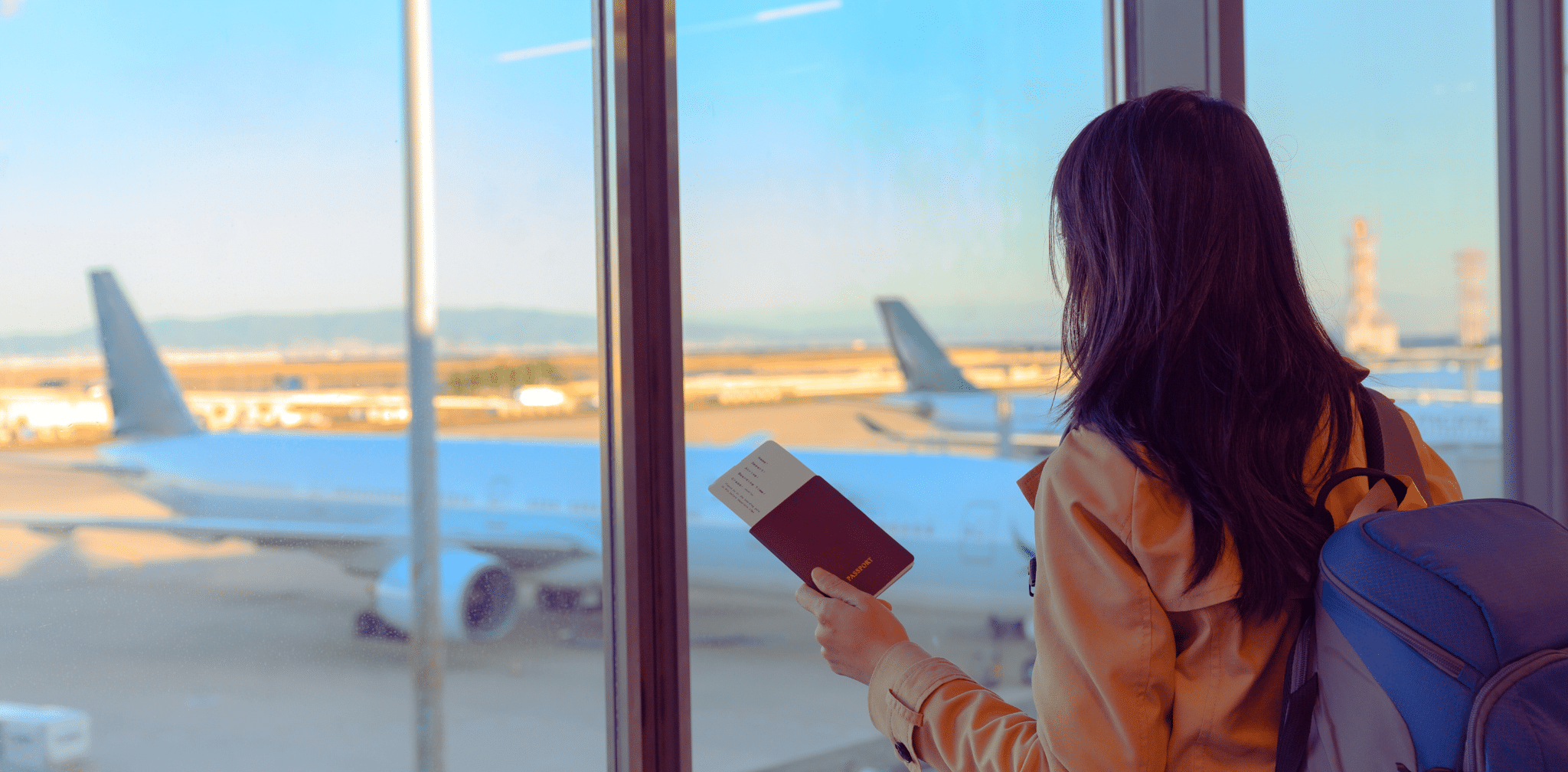 Mulher no aeroporto embarcando na sua primeira viagem internacional