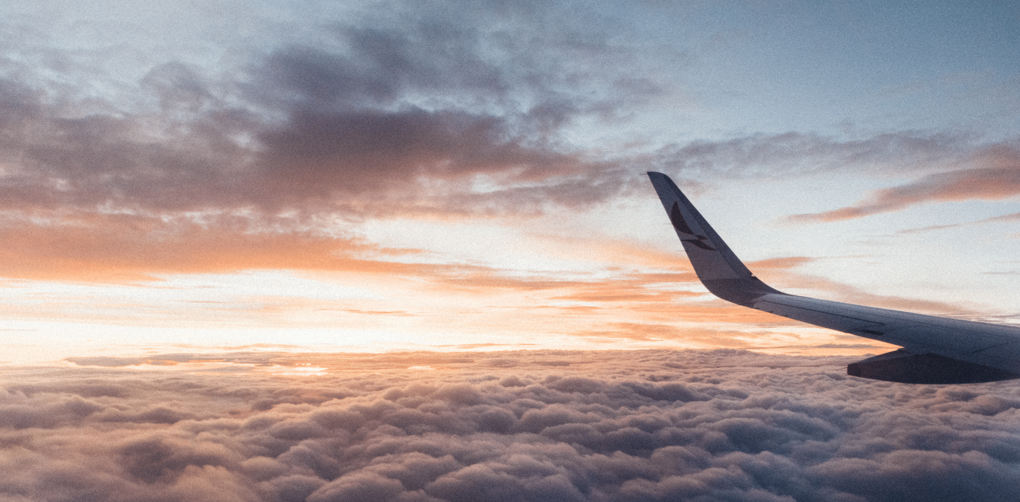 Imagem de avião voando em post sobre erro de tarifa