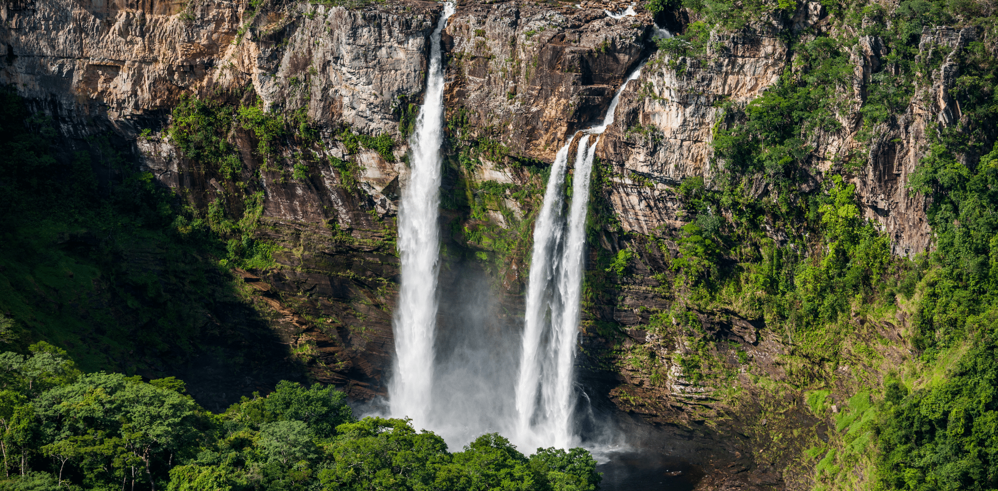 Imagem de cachoeira na Chapada dos Veadeiros, um ótimo destino para visitar em junho